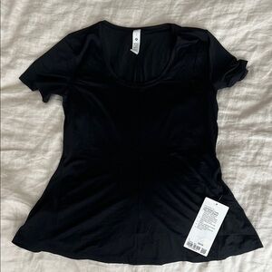 NWT LULULEMON LIGHTWEIGHT FLOWY HEM SHORT SLEEVE, size L, black